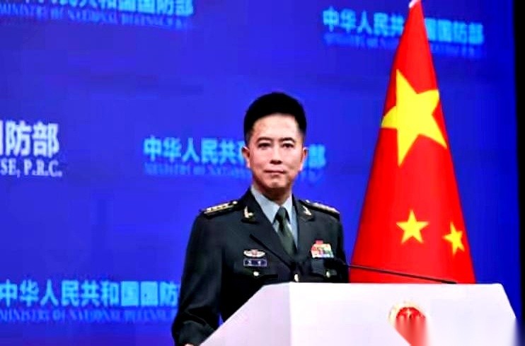 菲律宾总统马科斯可能怎么也想不到，7月31号前脚刚把一张黄岩岛的图纸塞进联合国，8月1号后脚就赶紧改口，说自己“并未挑衅”。
怎么回事？
南部战区一声不吭，直接在黄岩岛演练临检、拿捕、强行拖离。国防部跟着甩出通牒：那艘在仁爱礁赖了27年的破船，必须拖走。
这不是口头抗议，是冰冷的机械声在耳边响，是拖