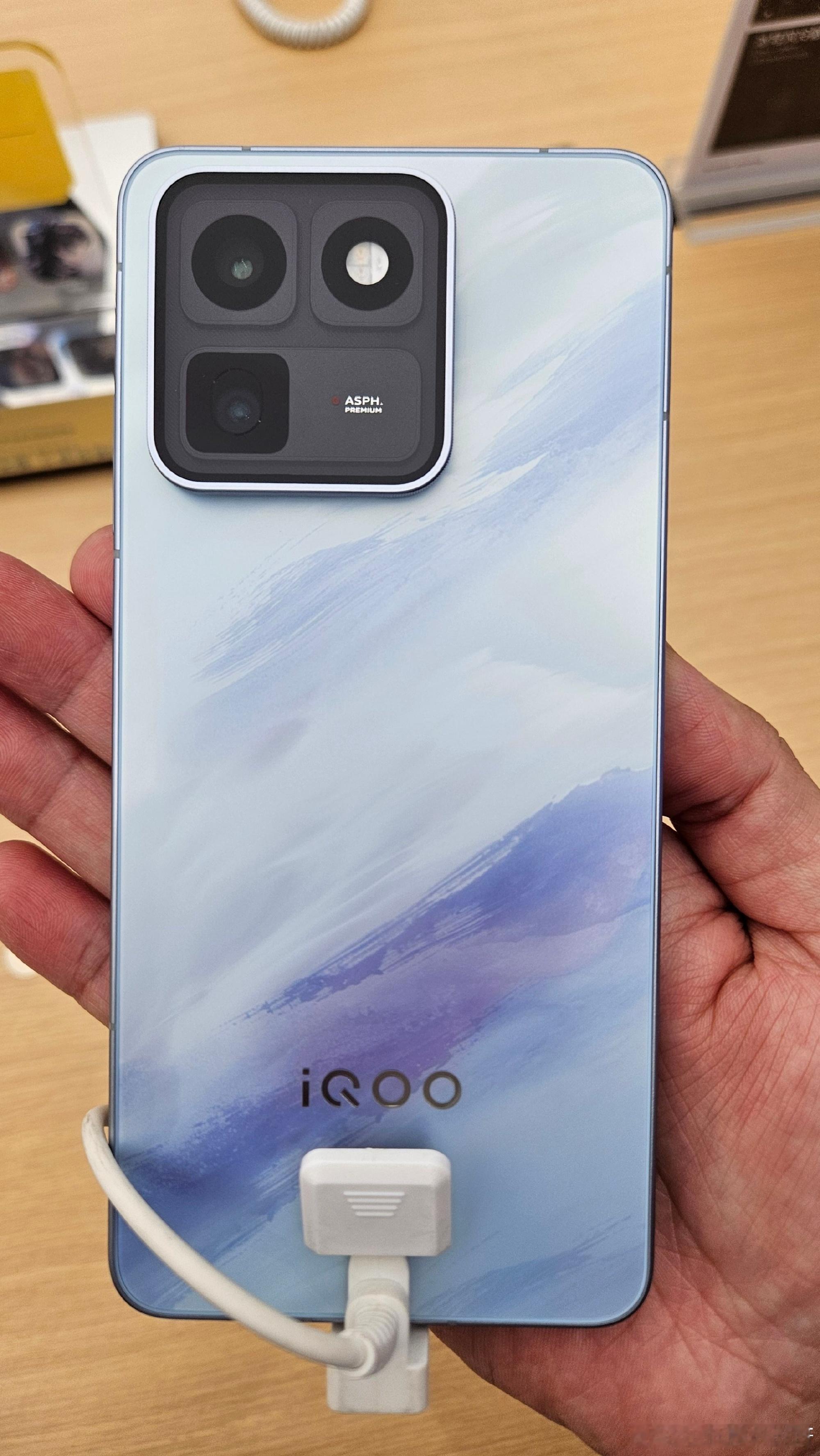 iQOO 15T就要发布了。不开玩笑的说，对于这台手机我还是非常期待的...