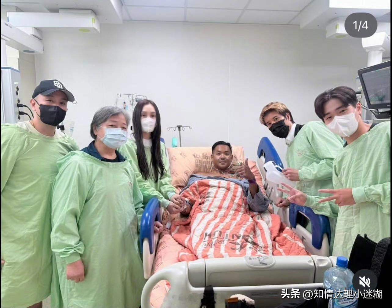 陈建州晒出的这张病房合照，属实把我看愣了。
刚做完手术的人躺在病床上竖大拇指，旁边站着王力宏、范玮琪、唐志中还有自己老母亲，乌泱泱挤了快五个人，连个防护服、探视服都没穿，完全不像普通病房里术后静养的氛围。
之前他自曝长期睡眠不足，为了调整状态才动的手术，结果刚下手术就呼朋唤友凑局拍合照，也不怕人多嘈