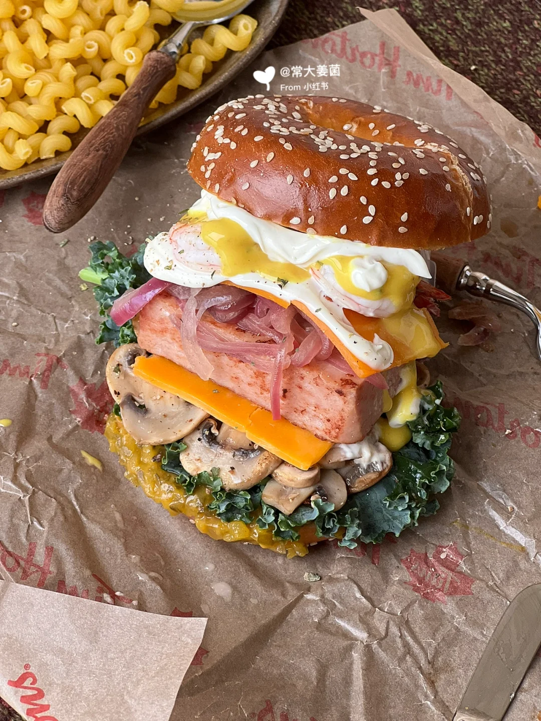 鲜虾芝士酸黄瓜贝果汉堡🍔一口塞不下！