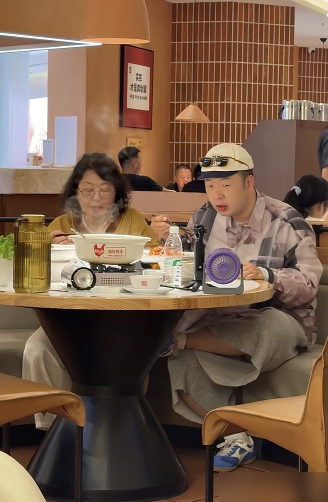 杜海涛跟他妈在路边小馆子吃饭，被人拍下来了。
穿着大裤衩，头发也没弄，一屁股坐下就开吃。隔壁桌大爷跟他搭话，他端着碗就聊，跟邻居串门似的。
就这状态，真不像个明星。
你再看他跟沈梦辰这一路。2014年曝光，恋爱长跑好几年，沈梦辰在节目上急得直接催婚。2022年总算把证领了，结果到今天，婚礼愣是