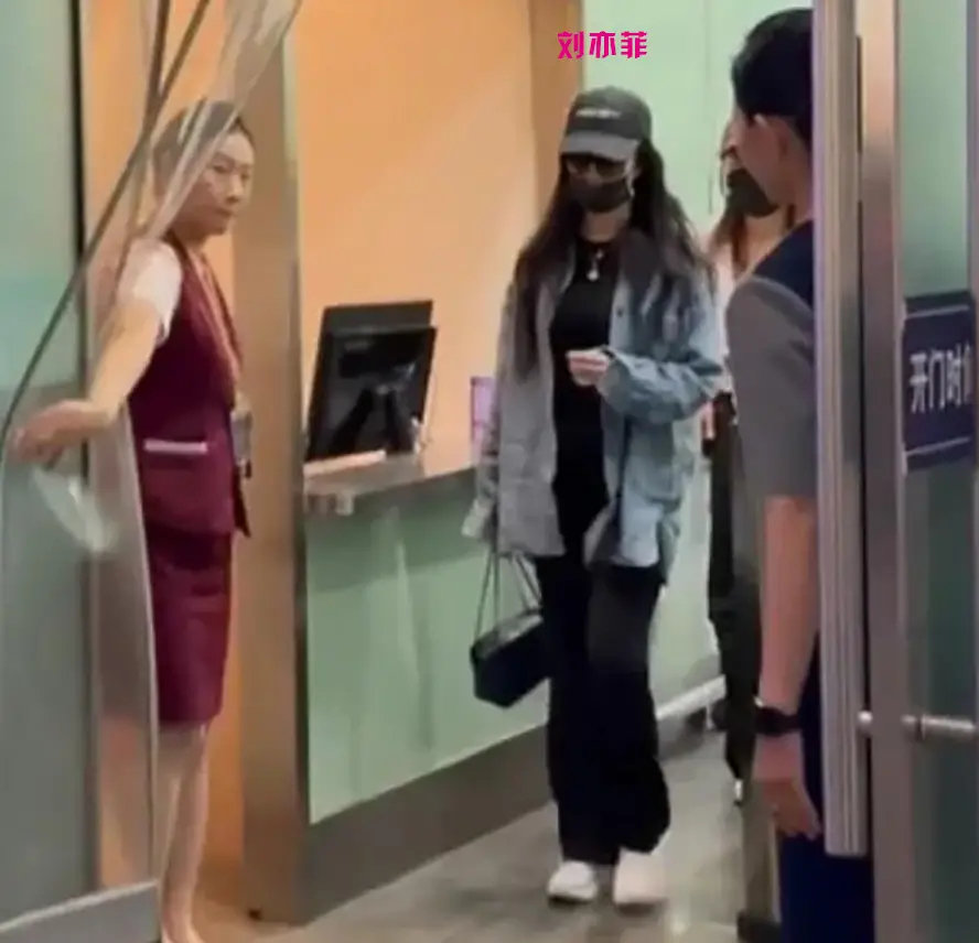 刘亦菲高铁站被偶遇，被网友认出后，主动打招呼还帮其签名，没有架子好松弛 ​