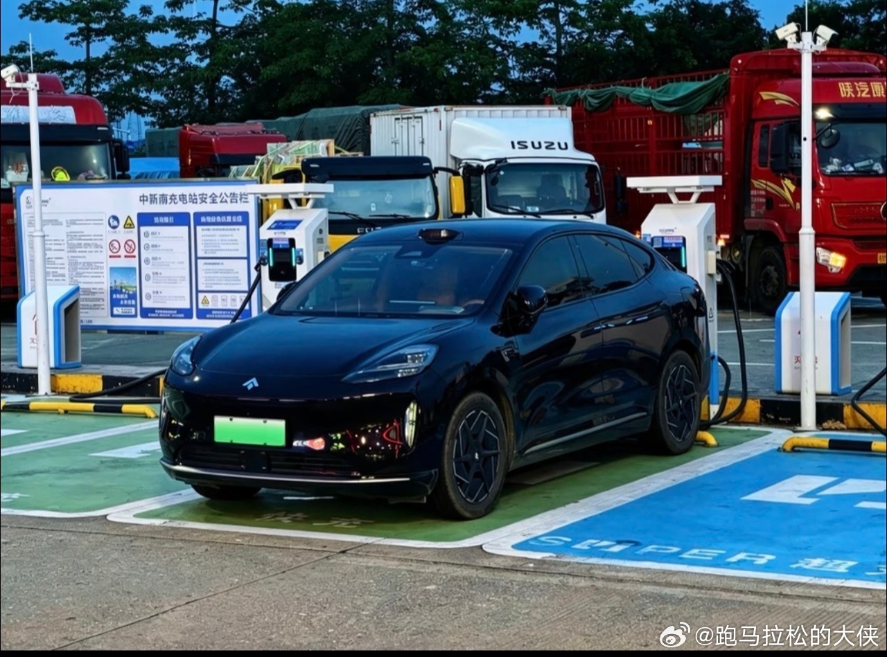 昊铂HT｜充电桩撑起我的长途自驾之旅🚗
作为昊铂HT车主，过去跑长途总免不了担心补能问题，这次长沙往返怀化的自驾，实实在在打消了我的里程焦虑。全程接近300公里，出发满电上高速，中途在服务区昊铂充电站休整补能。吃个简餐、活动十几分钟，电量从35%充到88%。高速工况下昊铂HT续航很扎实，没有出 ​