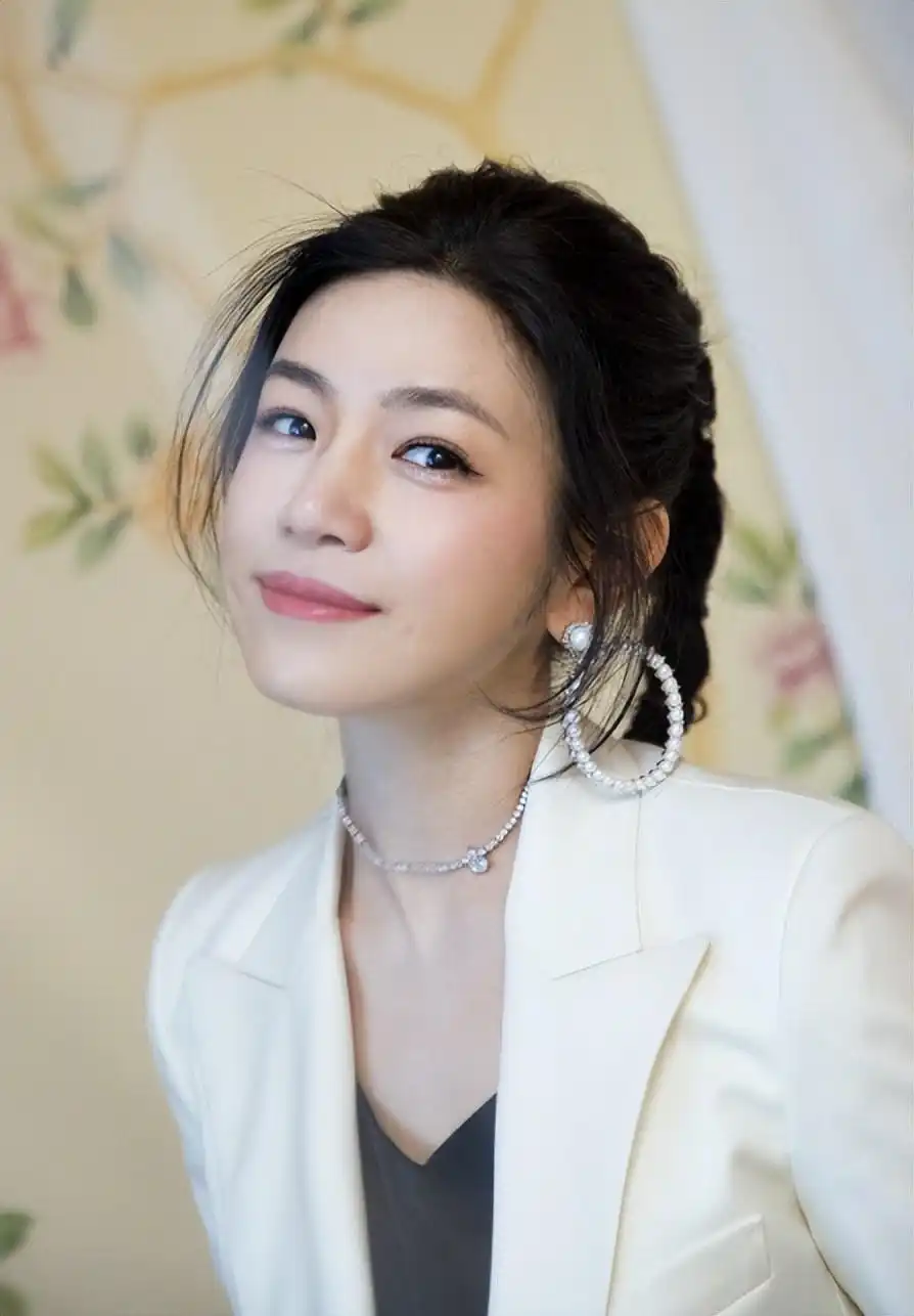 为什么女人离婚后，就很少再婚了？

43岁的陈妍希，在综艺节目里大胆开麦，说：“非常遗憾，但没有想要再婚。”

一句话，把自己的余生计划交代完了。

节目组还给陈妍希安排了一道选项提，问：遇到大事，第一个想要商量的人是谁。

给出的选项里包含了父母，朋友，伴侣和自己。

但陈妍希，排除了伴侣，选择的