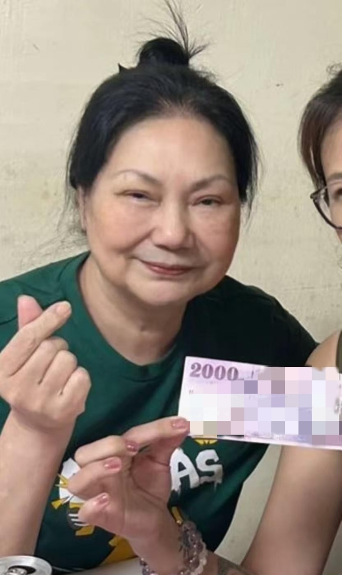 2026年9月28日，有创作者在网络平台曝出徐家今年中秋节的过节细节，S妈没和小S、女婿具俊晔一同过节，反而回了自己娘家和娘家人团聚，小S伦敦游悼念大S落空当场落泪，这件事曝光后，评论区直接骂声一片，不少网友根本买不动她们卖的&34;深情&34;人设。

按照曝光的内容，往年中秋节都是小S牵头组织，把S妈、姐夫