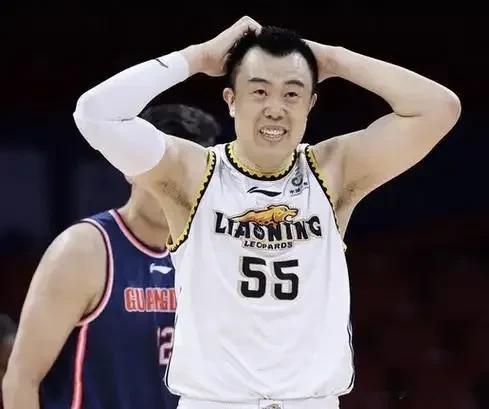 30号晚上辽粤大战，来看内线、锋线配置对比  1.广东宏远: 中锋，徐...