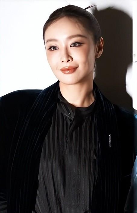 远赴米兰时装周，高叶廓形西装气场强大，一举一动尽显大女主风范