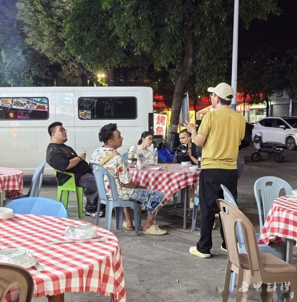 【打包一只不够！吴镇宇深夜寻味番禺沙湾，解锁古镇烟火风味】日前，演员吴...