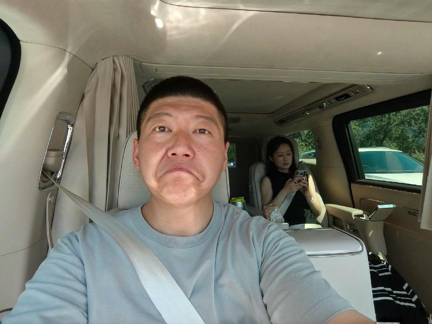 买了尊界V800，夫妻间的距离就远了[哼] ​