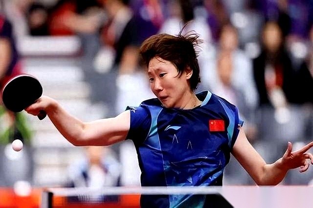 国乒女队的领奖台上，王曼昱、孙颖莎、陈梦总是并肩站着。但要是扒开这层金字塔尖的光环，你会发现一个反直觉的真相：王曼昱在低谷期真正抱团取暖的人，不是那几个一起举杯的主力，而是两个很多人甚至叫不出名字的小师妹——陈熠和徐奕。
国家队的训练馆里，发球机的声音“砰砰”作响，汗水砸在地胶上。在这个地方，队员之