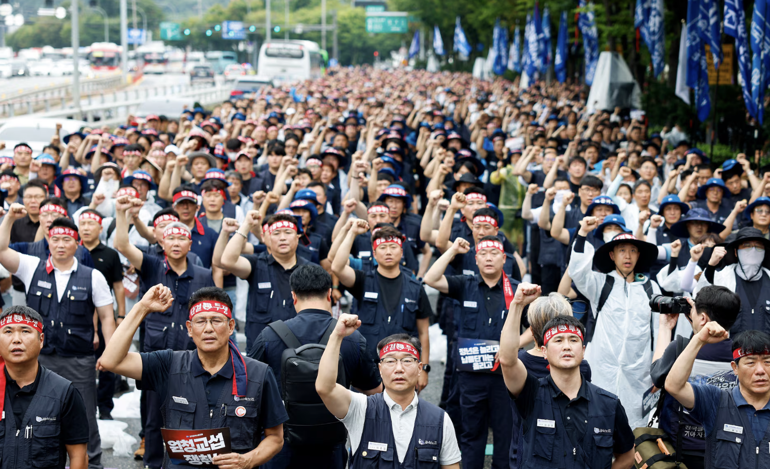 对薪酬不满，现代汽车韩国工会大罢工，4万人参加
现代汽车韩国工会周五举行了十年来首次全面罢工，现代和起亚及零部件公司共4万多人参与，此前双方的薪酬谈判陷入僵局。工会要求提高退休年龄，将奖金从基本月薪的750%提高到800%，并要求针对人工智能和自动化的就业保护。
现代汽车此前受够了波士顿动力公司生产