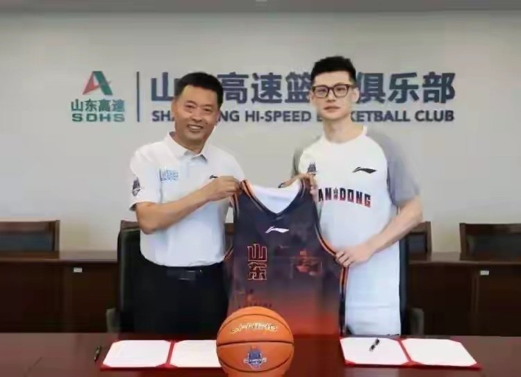 #曝山东男篮接近签奥莫特##山东男篮接近签下奥莫特#CBA老熟人加盟在即！奥莫特拥有丰富联赛征战经验，适配CBA攻防节奏，将为山东男篮锋线带来全新活力 ​