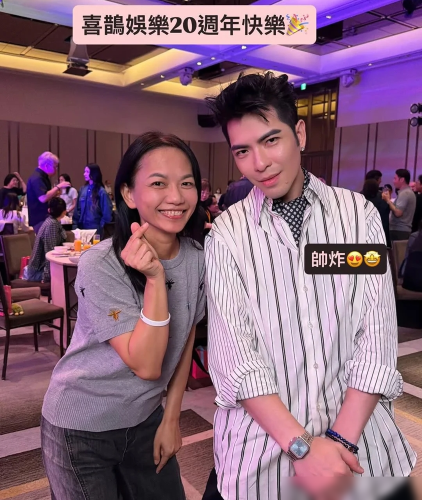 女方大整整14岁还丁克，全网等着看笑话，萧敬腾偏偏死磕了16年。
很多人想不通，功成名就的顶流男星，凭什么被一个大女人吃得死死的？
你看林有慧的底牌就懂了。纽约硕士，娱乐公司老板，当年萧敬腾还是个自卑怯弱的新人，是她硬生生帮他搭台、护盘、挡子弹，一路捧成了天王。
两人在派对同框更显反差，女方松
