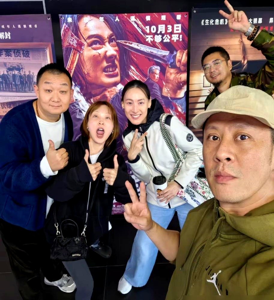 网传拿了几个亿分手费，其实男女双方早就辟过谣。

2014年梁洛施当着镜头挑明没拿赡养费，李泽楷也出来斥责把感情和钱挂钩是居心叵测。平时带三个儿子出门，也就是穿平价运动服吃茶餐厅，根本没人前呼后拥。

2023年她正式复出拍戏，打戏全自己上。大儿子直接支持她过自己的生活。三个儿子被她带得不攀比、不靠