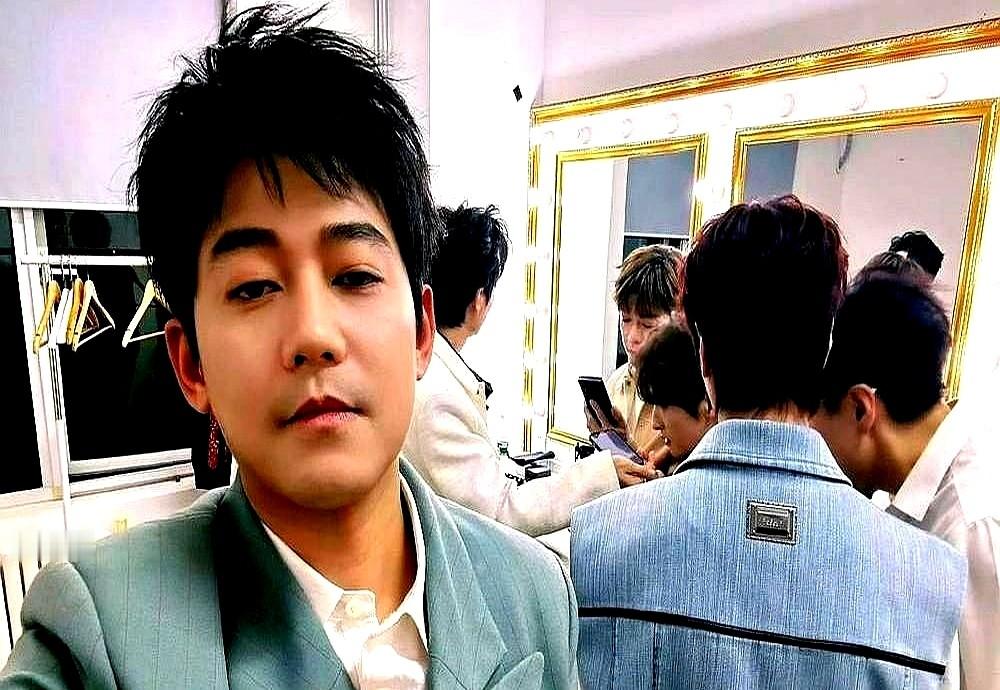 饭局上，陈楚生指着苏醒的鼻子笑骂：“你糊了！”引得众人一阵哄笑。

苏醒眼皮都没抬，反手把一沓通告单啪地拍在桌上。

这帮07年的老兄弟聚在一起，从来不玩虚的。王栎鑫端着酒杯交了底：只要半夜两点在群里吼一嗓子，这群人连外套都来不及穿，20分钟绝对能全员坐到你面前。

红的时候不端架子，低谷的时候不低