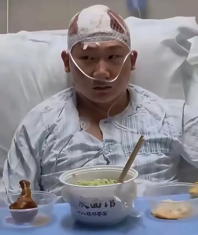 太疯狂！重庆网红摆摊突遭致命袭击，刀锤轮番上阵，内情曝光引人深思

你敢相信吗？网红街边安稳摆摊，竟遭遇他人蓄意持械报复！

对方先持刀上前行凶，被路人拦下后不死心，又掏出铁锤猛砸受害者头部，场面血腥惊悚，全程僵持近十分钟。

这场突发的暴力冲突，近日在重庆街头引发全网热议，背后藏着网红行业最真实的