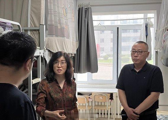 #沈医学院筑牢校园安全防线# 
8月22日，沈阳医学院副校长刘占福带队开展秋季学期开学前校园安全大检查。检查组对实验室、食堂、宿舍等重点区域排查隐患，要求建立台账闭环整改，抓实多领域安全管理，全力保障新学期平安有序开学。
[照相机]｜沈阳医学院
[浪]｜​