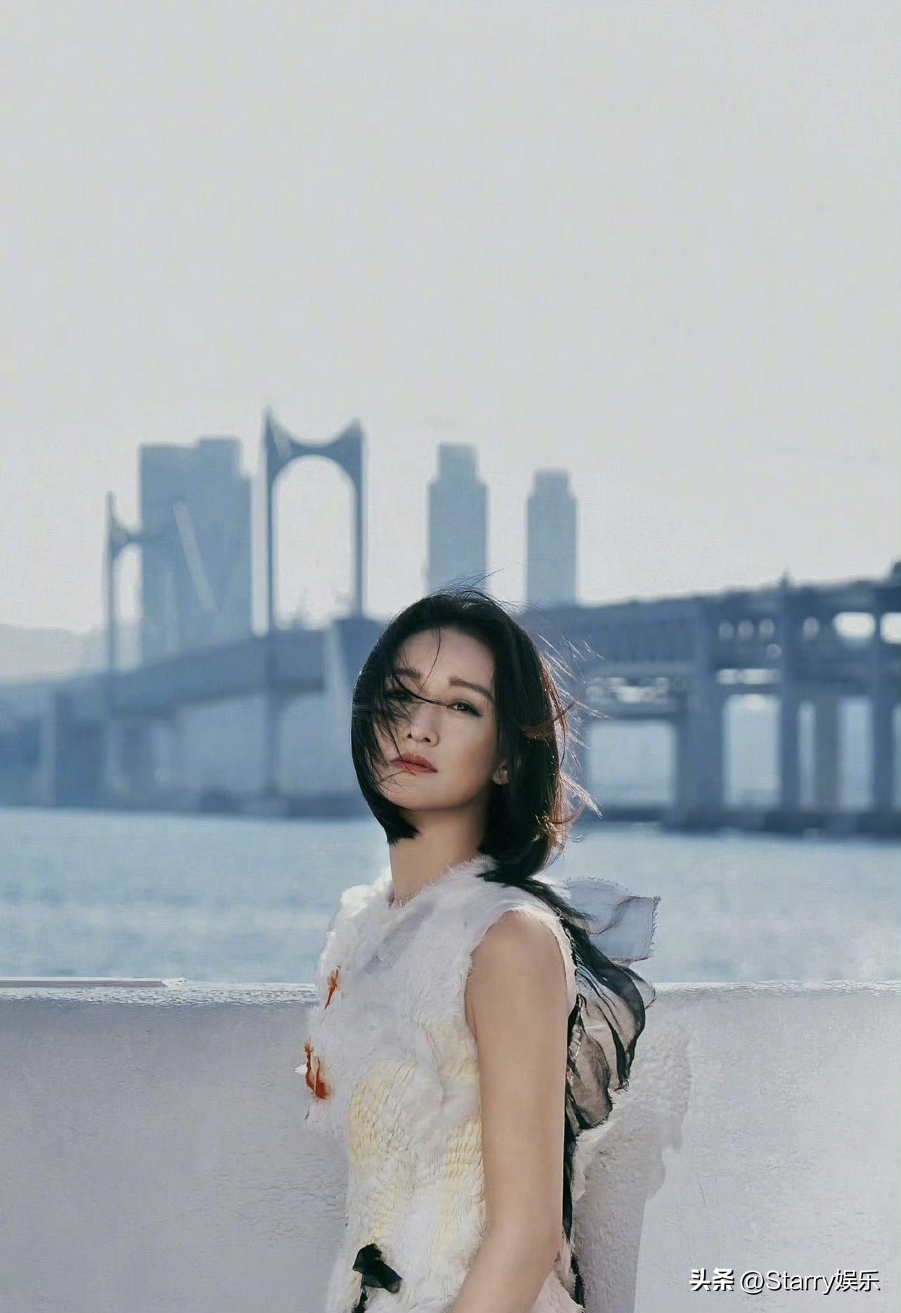 周迅亮相釜山国际电影节，CHANEL 2026春夏高定全球首穿。