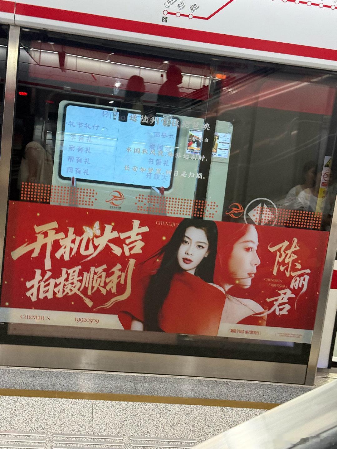 #横店变成陈丽君痛村了# 我来了[哈哈][哈哈][哈哈] ​