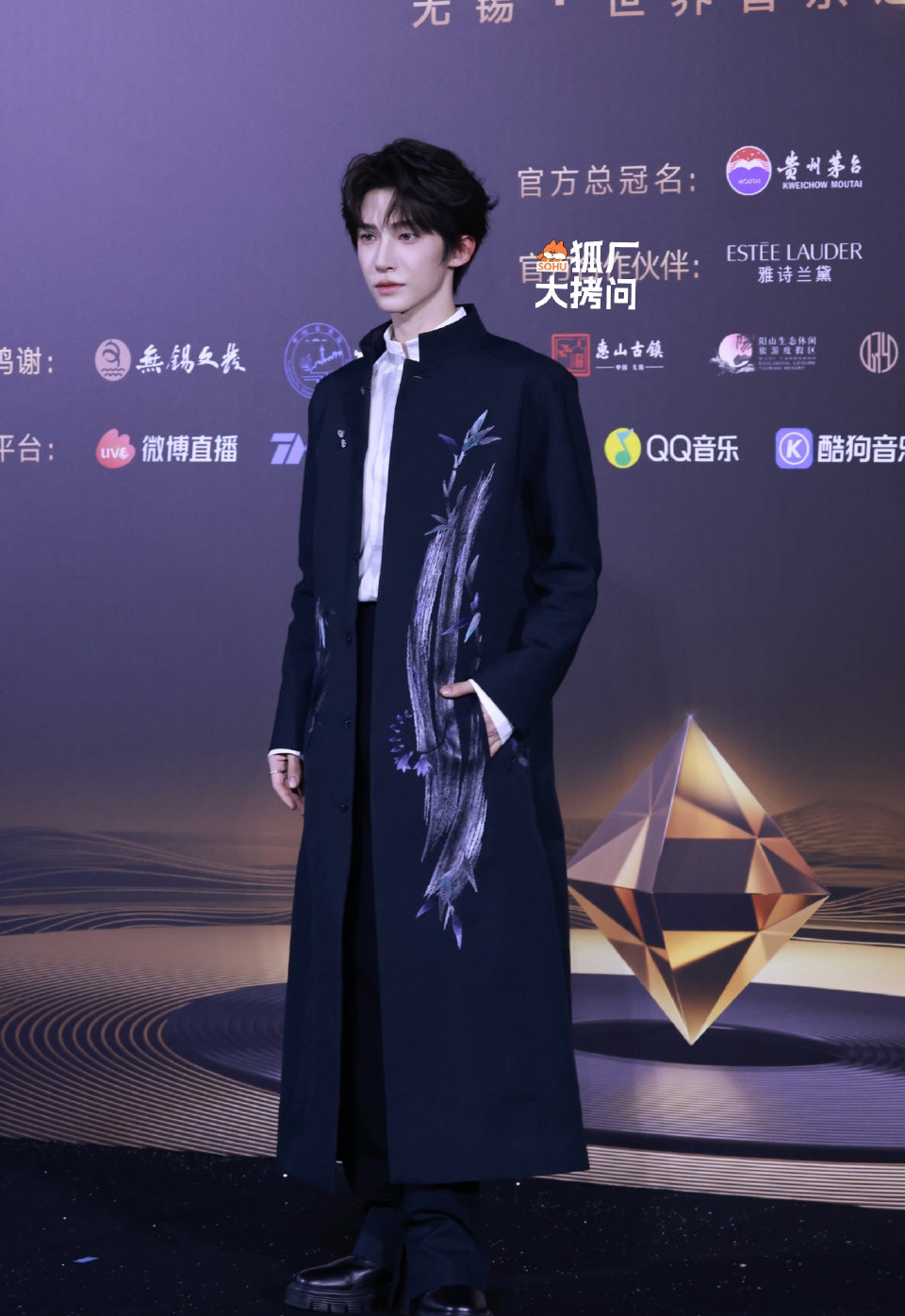 刘宇亮相音乐盛典红毯，一身长款新中式墨竹大衣上身，竹韵扑面而来，儒雅绅士感直接拉满，状态好到爆。