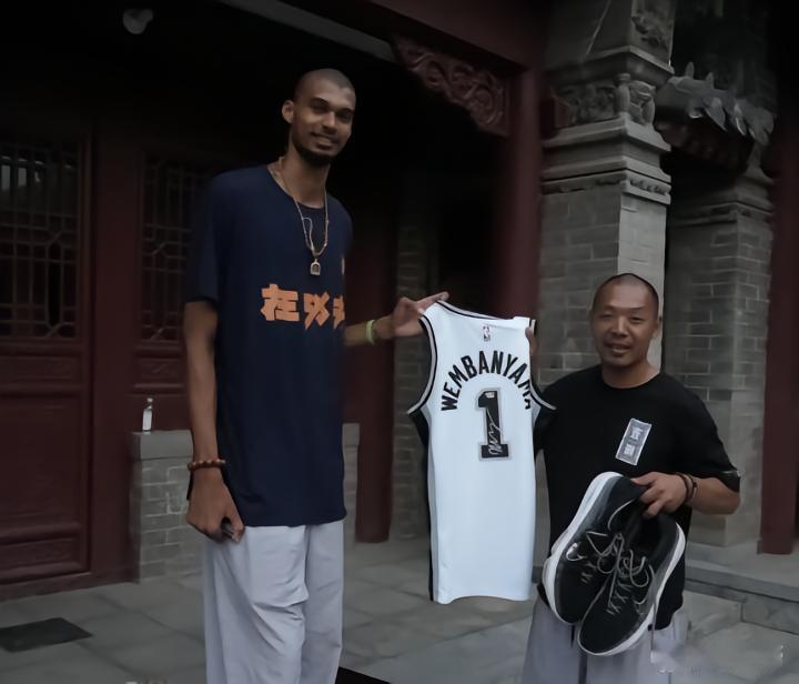 【 延安师傅在社交媒体上写道：“恭喜马刺，祝贺文班！制心一处，无事不办...
