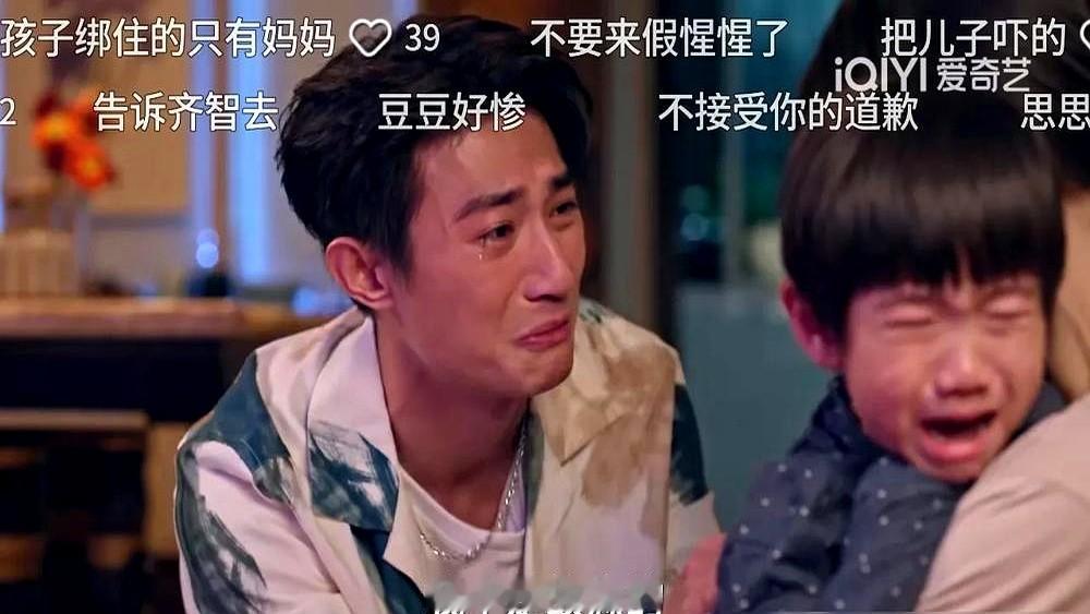 前一秒还在驾校为了争风吃醋大打出手，后一秒收视率直接飙破1.6拿下第一。

生逢其时剧里，王子奇演的周轩宇把家里搅得鸡飞狗跳，被长辈按着脑袋写保证书，满屏都是火药味。

结果戏外画风突变。大半夜的，王子奇和郭涛直接蹲在一起吃宵夜。那边关晓彤和刘琳也没闲着，胳膊挽着胳膊边走边笑，全被路人撞个正着。
