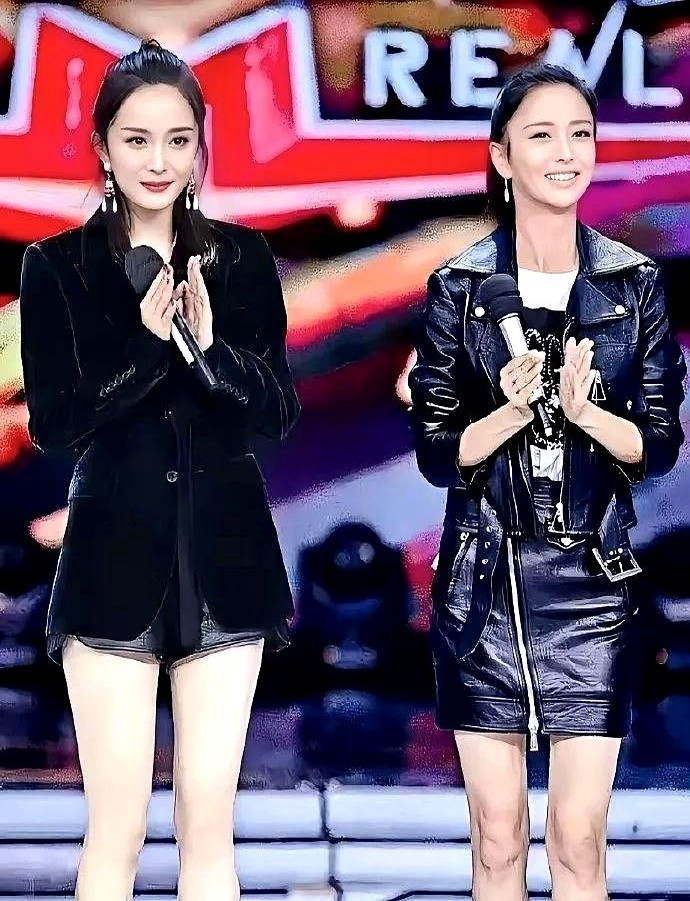 难得见杨幂和佟丽娅同框，两人还都选了酷黑穿搭。

杨幂穿了身利落的黑西装，精致大方，整个人明艳夺目。佟丽娅则是皮衣皮裙套装，干练又飒爽，酷飒张扬的气场直接拉满。

同样一身黑，黑西装的精致明艳，撞上皮衣皮裙的强大气场，这两种风格你更吃谁的颜值？