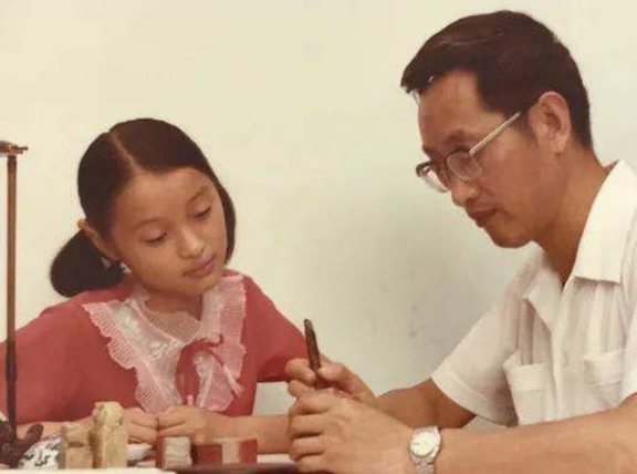 吴越少年时和父亲学习篆刻的一张照片