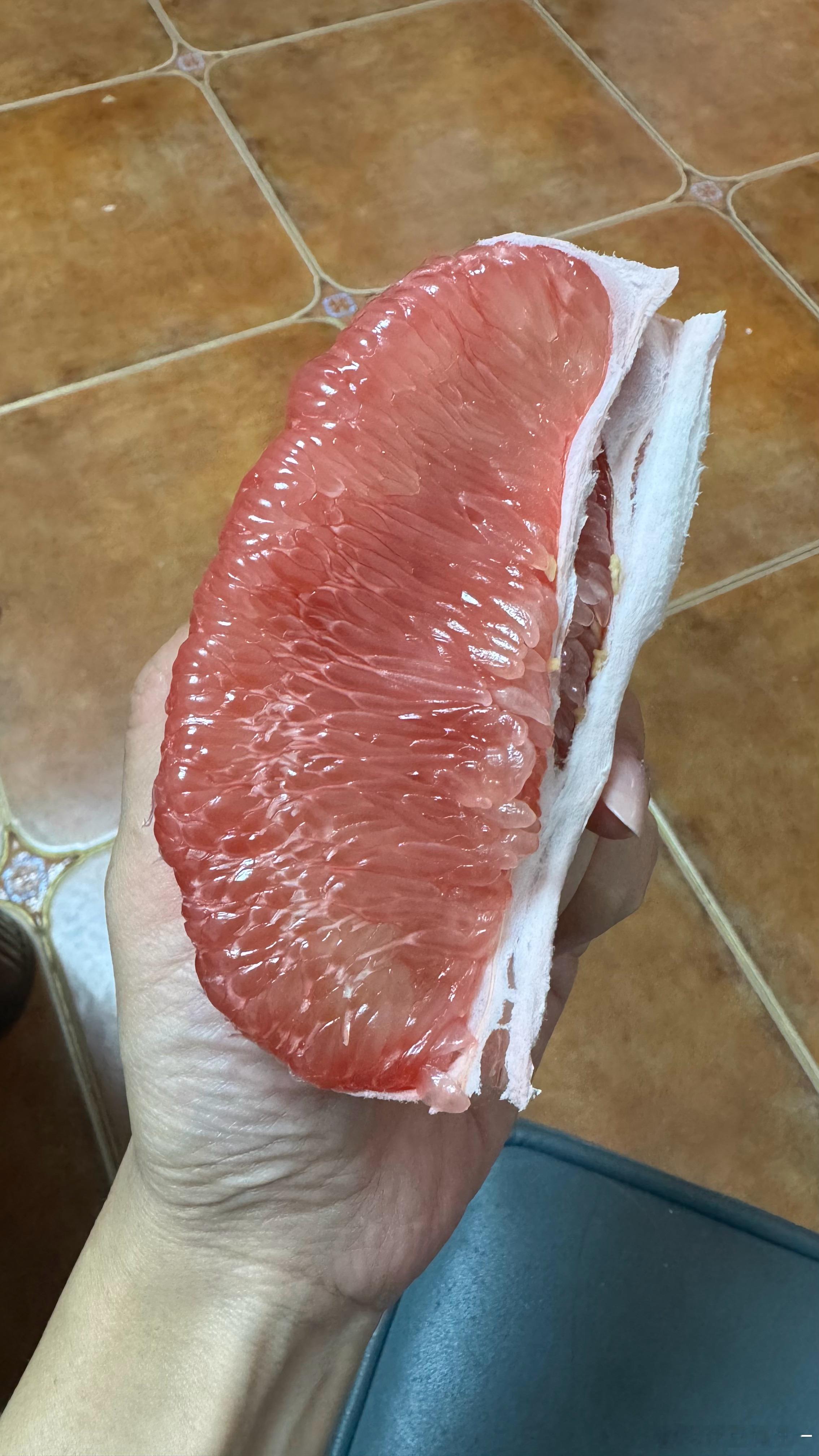 福建的三红蜜柚水分足，甜，口感比较清脆，好吃😋 ​​​