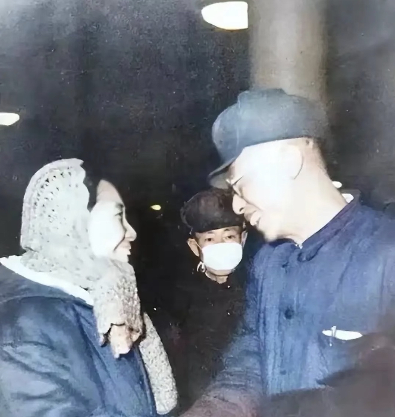没想到站在北京火车站跟亲妹妹握手寒暄的男人，曾是大清朝的宣统皇帝！这张照片拍于1959年12月，刚被首批特赦的溥仪从抚顺回到北京，五妹韫馨专程来接站。搁前几十年兄妹见面，韫馨还得按旧规矩给溥仪跪安，这天她老远就挥着手迎上来，自然地攥住了哥哥的手。曾经的九五之尊成了普通公民，曾经的皇室贵女成了缝纫社的
