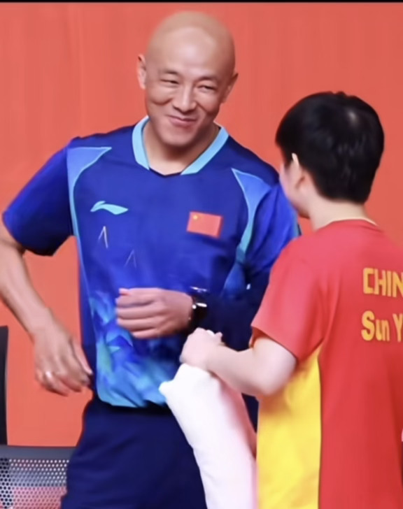 方博、闫安：嗯🤔肖爹何时对我有过这种表情😂