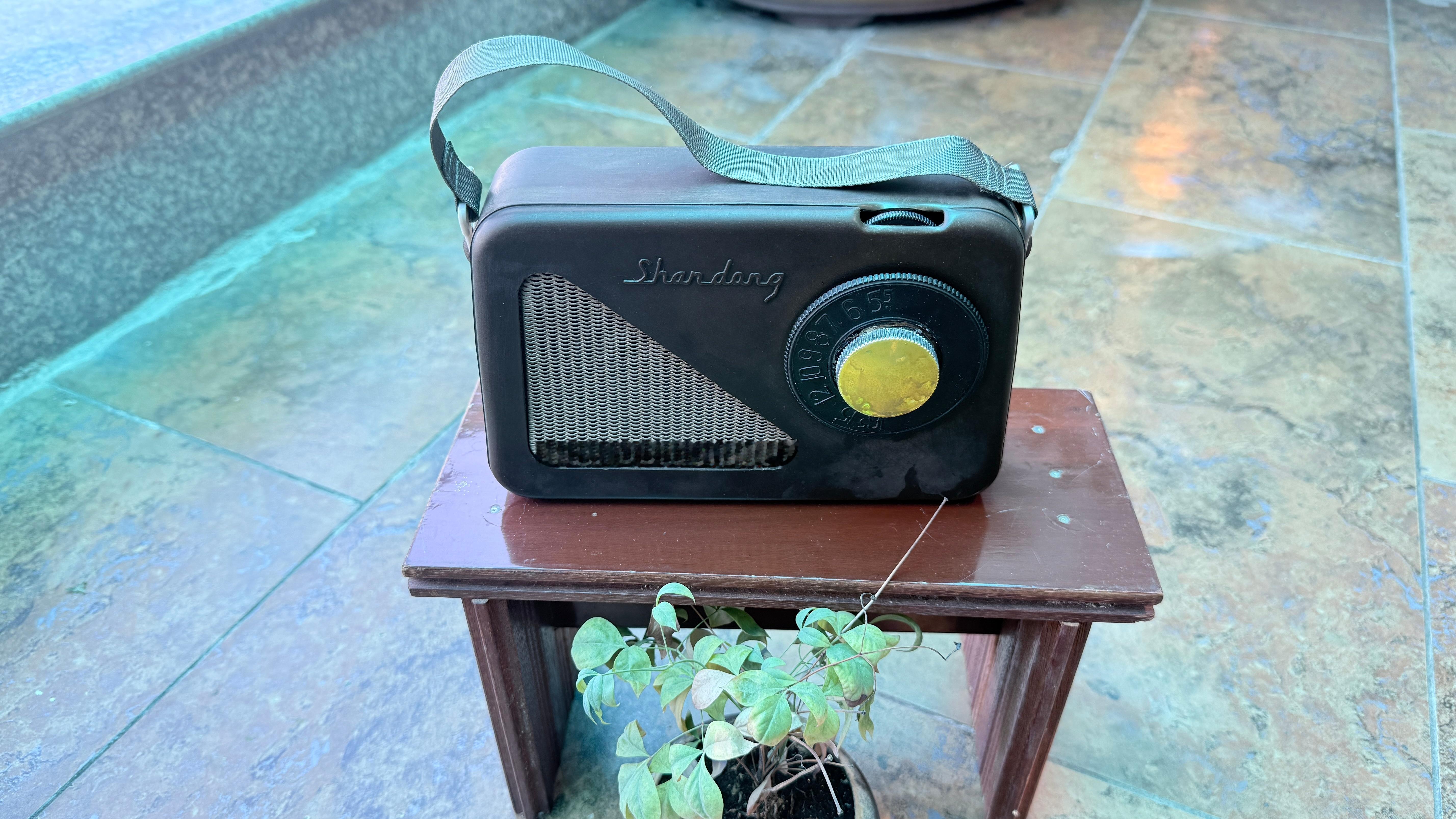 山东牌两晶体管来复式收音机📻，此机为试制机无量产过。
     「 这台「Shandong（山东牌）」
是上世纪60年代初 山东本土早期两管来复式晶体管便携式收音机📻，棕色胶木电木外壳，单大调谐旋钮、三角开孔喇叭网罩。舌簧喇叭，喇叭电路板为一体钢板设计，元件采用搭棚焊形式，存世量极少，是山东半 ​