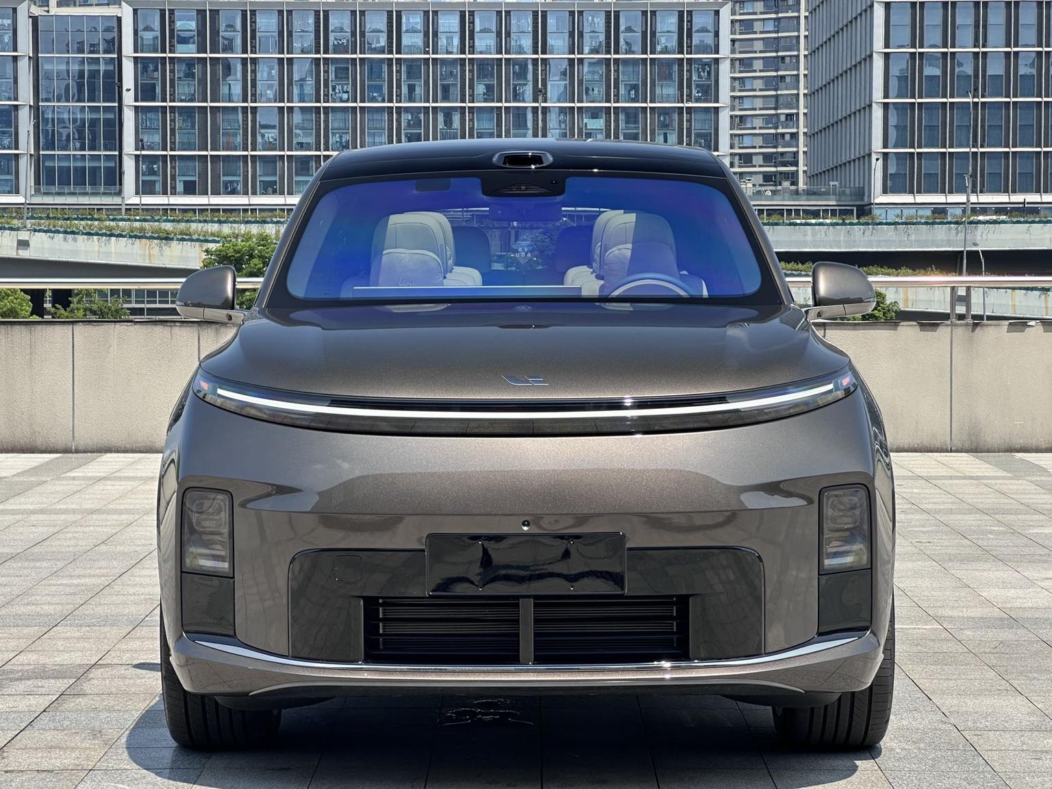 二手理想 L9，在我看来就是为大家庭量身定做的二手大六座 SUV，家用属性直接拉满，特别戳我的用车需求。理想把家用能想到的舒适配置几乎全部堆满，一二排通风加热按摩，车载冰箱，后排娱乐大屏，双层夹胶玻璃隔音做得很棒，一家人出门，老人孩子坐着都舒服。2+2+2 六座布局，第二排两个独立座椅，第三排不是凑