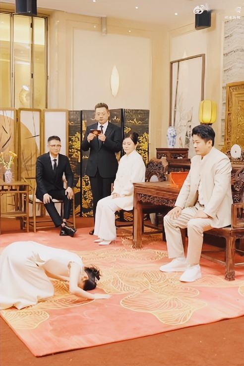 辛巴举办的拜师仪式，直接刷新了直播圈的排场，与其说是收徒，不如说是当众...