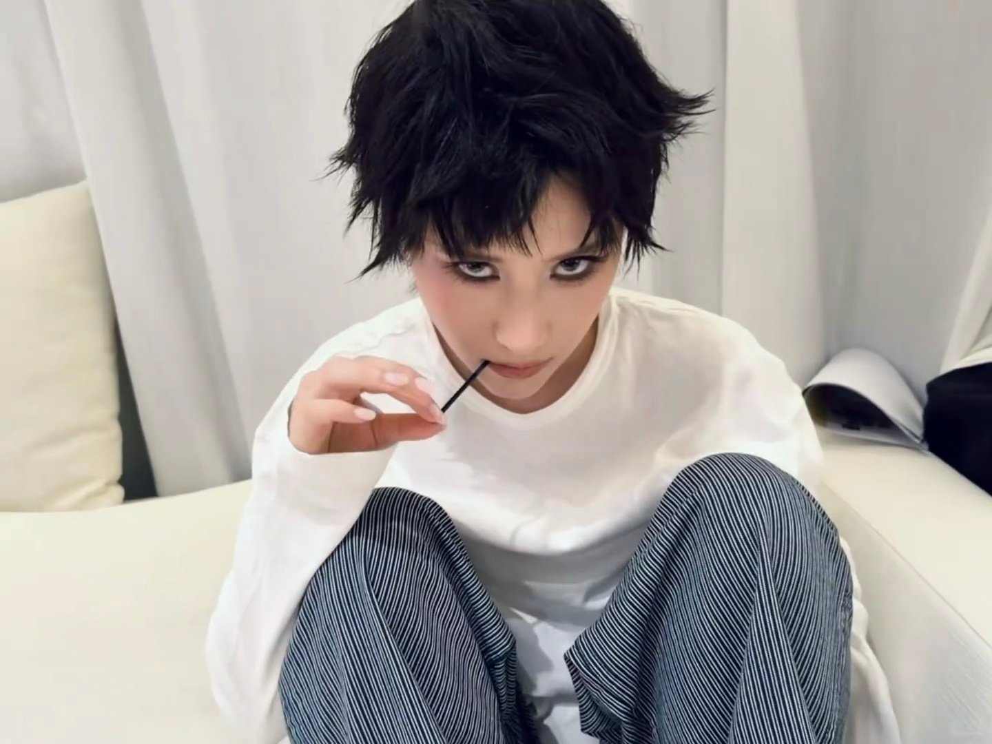 #何超莲cos死亡笔记L# 这组cos真的让人惊喜，连爱吃棒棒糖的习惯都还原了，何超莲把L的聪明和古怪都表现出来了，太用心了。 ​