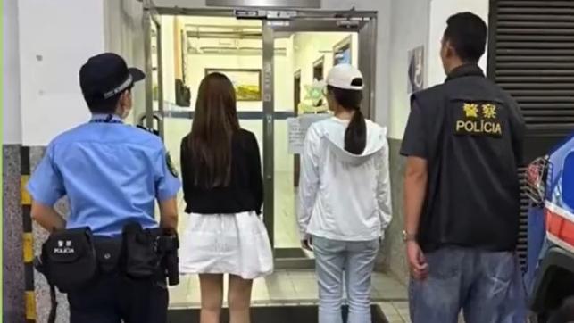#两名内地女学生在澳门非法旅拍被捕#【大陆女生时薪400元请人赴澳门拍照，涉雇黑工双双被捕】大陆旅客“找人赴澳拍照”惹上官司。两名持旅客身份入境的大陆女大学生，于10月1日国庆傍晚在路氹旅游区进行有偿旅拍。双方现场交收时薪400元人民币现金时被澳门治安警当场截获，出资雇人者涉触犯雇佣罪被移 ​