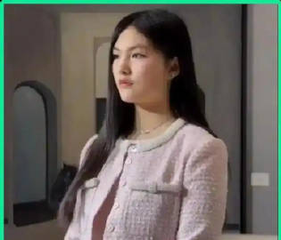 15岁王诗龄穿粉色小香风被夸像公主，网友说投胎是门技术活，妈妈李湘在旁...