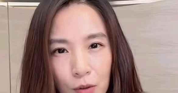 面对弹幕起哄让她解开第一颗衬衫扣子，很多女艺人可能会当场冷脸，田馥甄却三两句话把尴尬变成了名场面。
“你把我当什么直播间了？”她先是正面怼了回去，紧接着自己没绷住笑了，又补上一刀：打赏要是到位，直接开到肚脐眼也不是不行。
满屏弹幕瞬间炸锅，都在刷她不愧是“尺度管理大师”。
这场直播压根不是为了