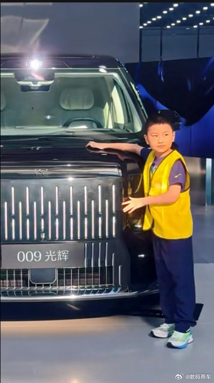 暑假带娃打卡了吉利的宁波智造工厂，满车间的智能设备高速运转，小朋友直接被硬核工业科技震撼到，看完转头就问爸爸能不能换掉家里的老车。不得不说，中国智造的种子真的在下一代心里悄悄扎根了。智信中国造吉利文化故事中国智造有多惊艳世界萌娃参观宁波智造工厂催爸妈换掉老车 ​​​