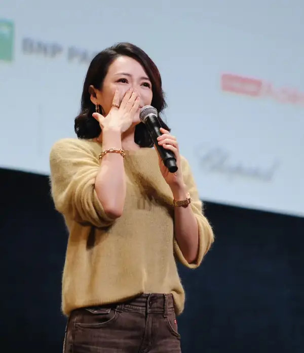 章子怡去第18届卢米埃尔电影节，她压根没按“ 领奖 ”准备造型，没打算在颁奖环节走红毯。 对比其他盛装出席的人来说，她的装扮比较素。 颁奖环节 没穿礼服，穿了件休闲针织，松弛得很。因为她以为自己是嘉宾，任务就是开幕式串个场，说几句祝福的话，结果她成了全场最大的那个意外。 ​