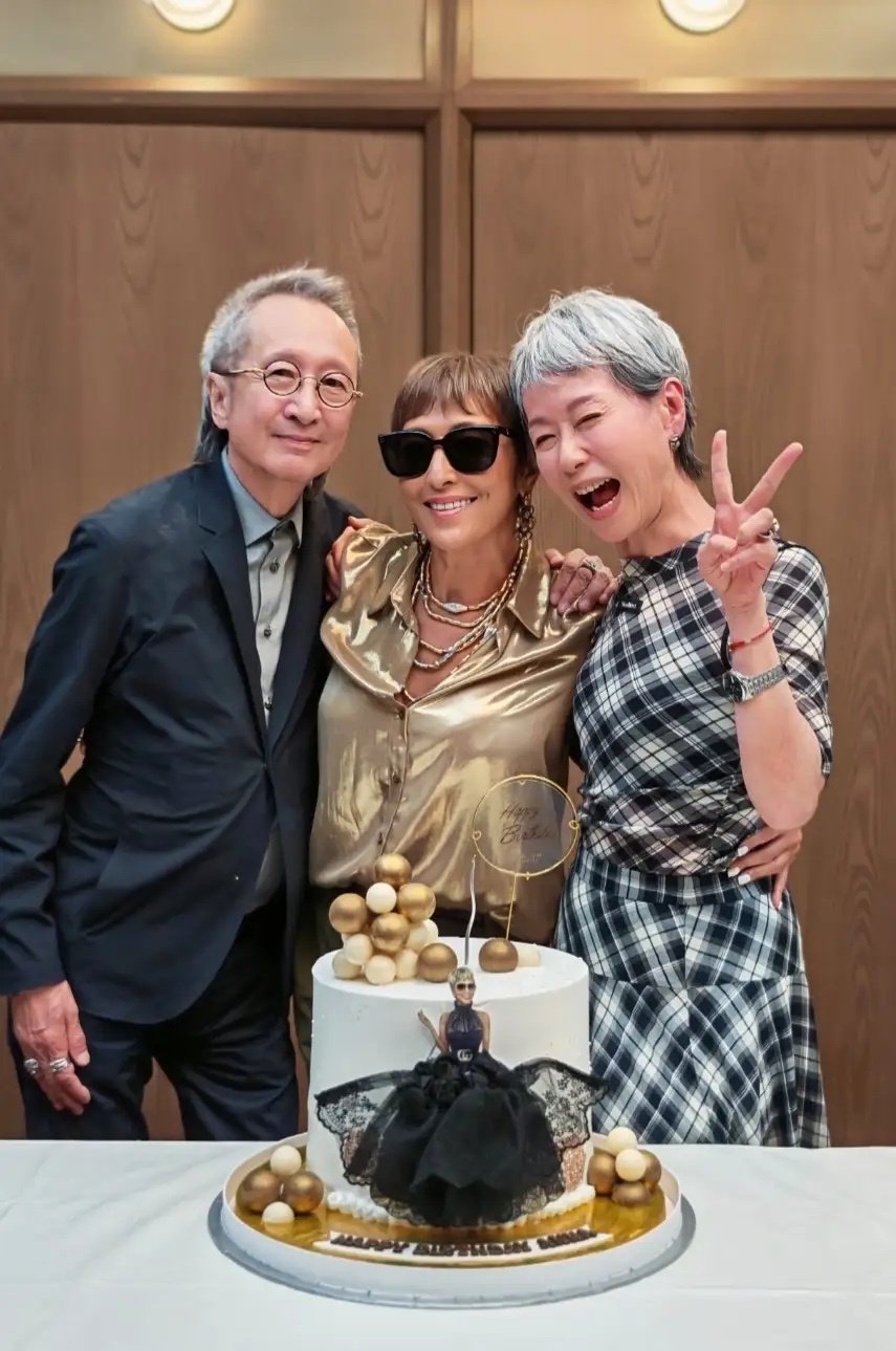 邱淑贞携老公现身好友生日宴，梁家辉叶童杜德伟三对夫妇也来了！ ​