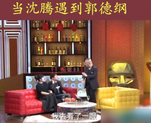 郭德纲当着全场观众，张嘴就要收沈腾当徒弟，连艺名都给起好了，以后你就叫沈云腾。
这是2016年《欢乐喜剧人》总决赛的舞台。沈腾返场，跟岳云鹏搭了一段相声，郭德纲越看越喜欢，直接放话：改行吧，拜我就行。还让岳云鹏当场改口叫师哥。
搁一般人，前辈递梯子，顺杆爬就完了。
沈腾没接。就回了一句：我吃不
