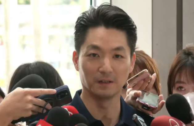 台北市长蒋万安今日针对台风假可能性，他表示，目前持续密切关注台风的动态。台北市府会依照惯例，先和基北北桃四县市沟通，在今日晚间八时宣布。
 
然而明日为台北市选委会针对候选人号次抽签，被问到是否会延后时程，蒋万安响应，一切都以市民的安全为最优先的考虑。所以各项的防台工作要全面地落实，会关注各地整个防