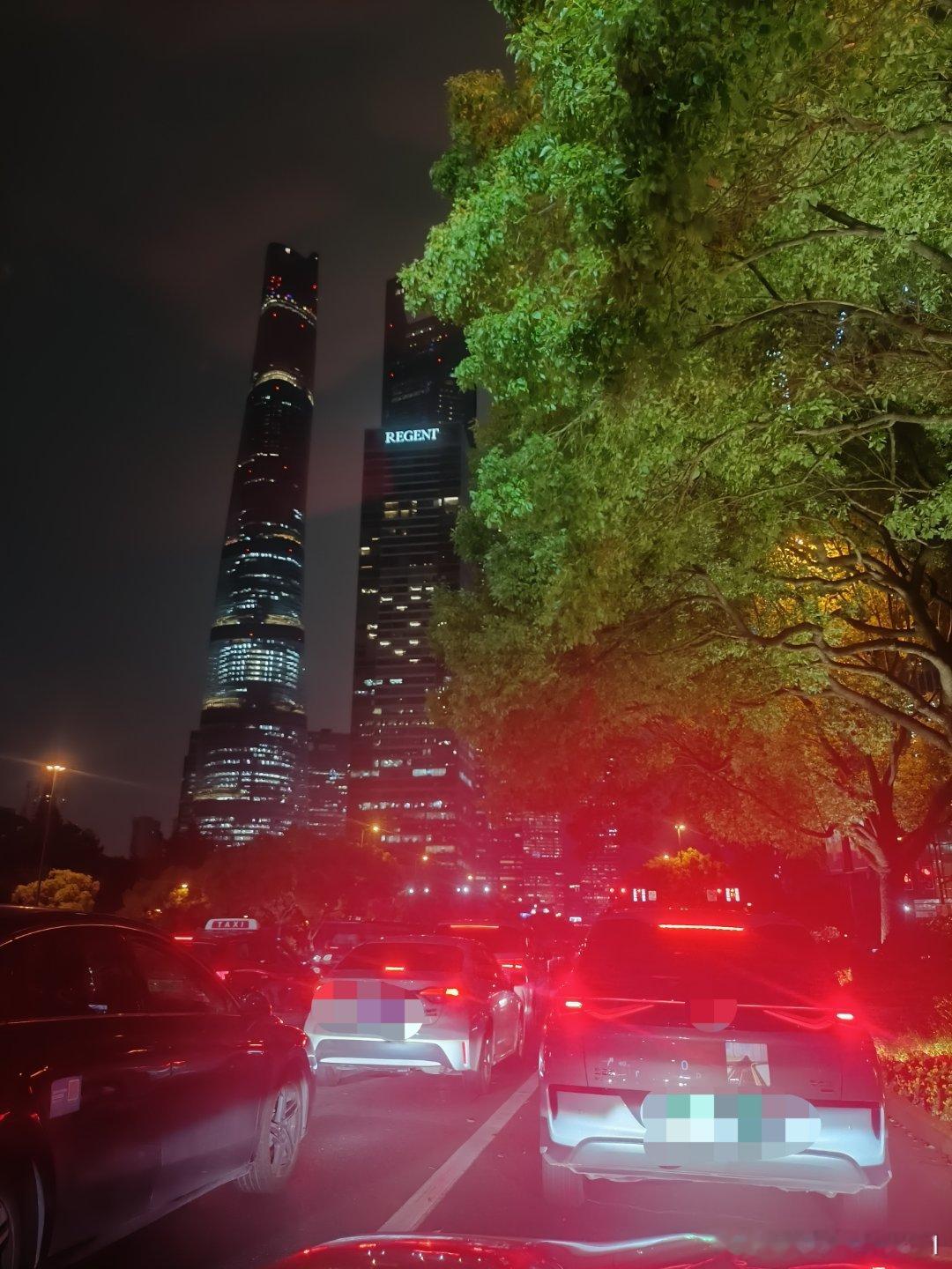 中秋自驾，深蓝S05伴我奔赴团圆
 
#深蓝车友会# 
中秋佳节，开上我的深蓝S05，带着家人开启一段城市短途自驾之旅。以前总觉得长途带家人出门很累，现在有了这台车，出行轻松了不少。
 
白天城市道路车流不小，开启智能辅助驾驶，跟车、缓行都省心不少，不用一直紧绷着神经，堵车的时候也能从容很多。车 ​
