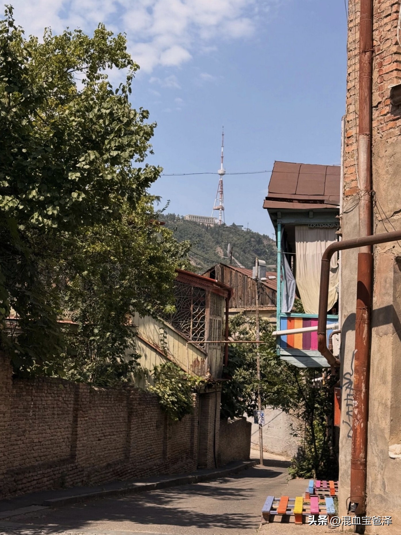 虽然建筑墙皮大块剥落，满是
