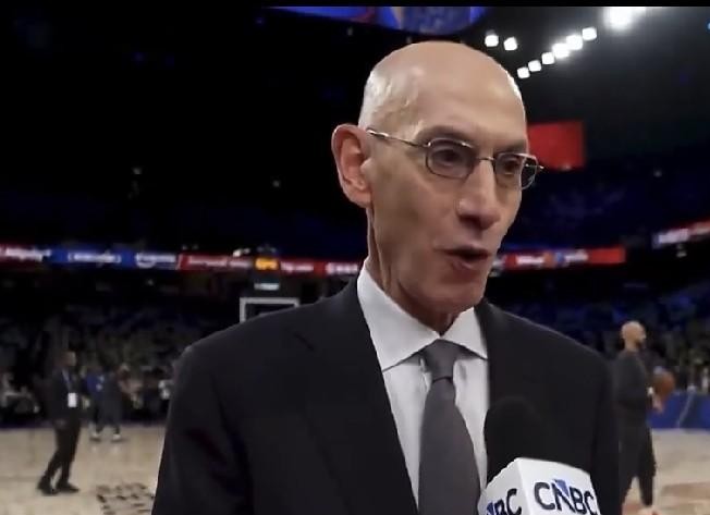 以后NBA赛场上那些扯皮的出界球和干扰球，恐怕再也赖不到裁判头上了。
联盟已经在和老搭档威尔胜联手，偷偷研发塞了芯片的智能篮球。
最绝的是这颗芯片只有1克重，整颗球压在标准620克左右。据说手感一点没变，但皮子底下全成了高科技。
球在天上怎么转、飞行弧度多高、最后到底是谁的手指尖擦到了皮，传感