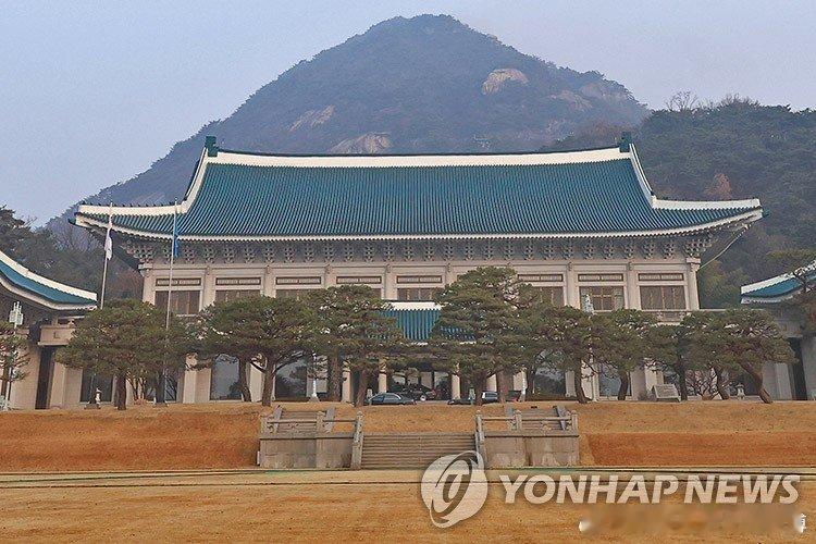 【韩国国安室紧急开会讨论朝鲜射弹事宜】#朝鲜射弹# 韩国总统府青瓦台国家安保室20日就朝鲜当天从平壤一带向东部海域发射10余枚短程弹道导弹紧急召开会议，国防部、联合参谋本部等有关部门与会。 ​