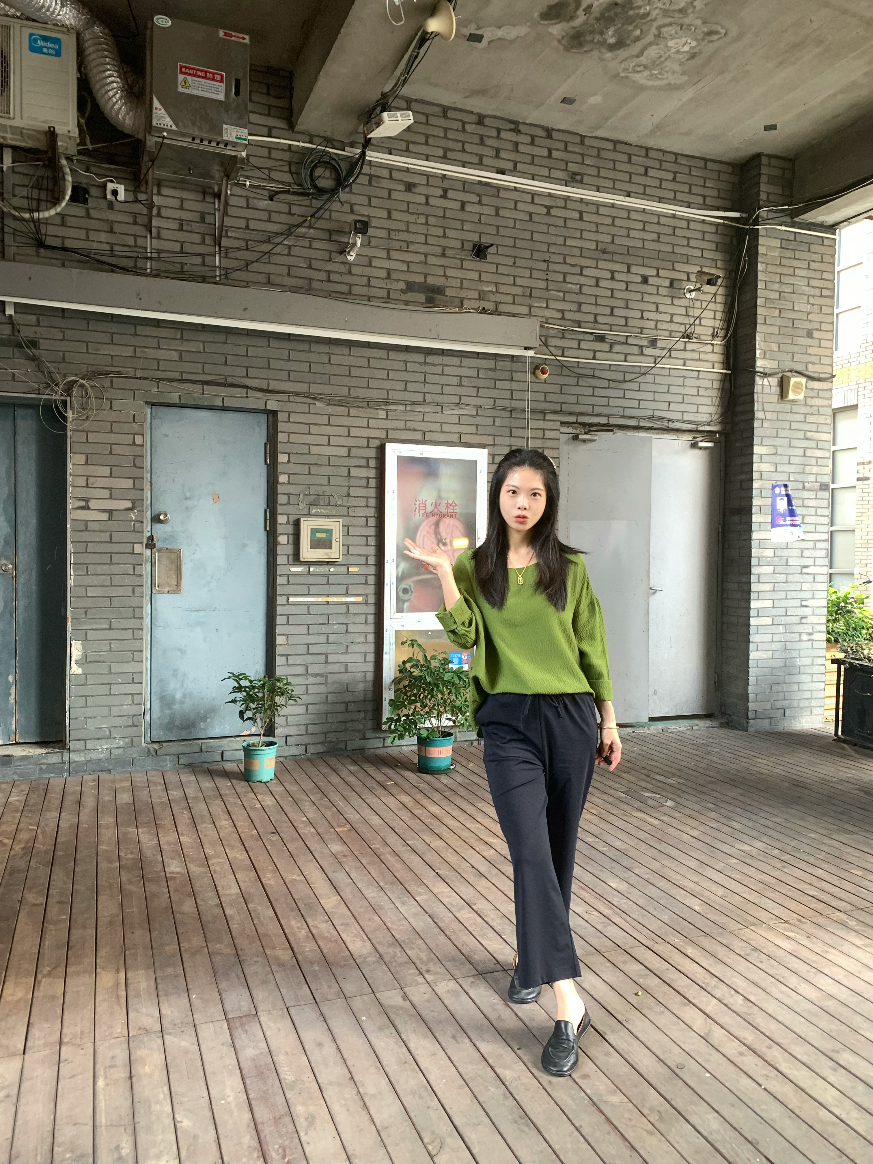 穿搭ootd小yao穿搭给生活加点flow沉浸式入秋早秋懒人通勤look｜绿色系温柔松弛🍃自带肌理感的绿色上衣，版型宽松不挑身材，垂感阔腿裤修饰腿型，乐福鞋增加一点利落感。不用费心搭配，一套直接出门，上班、探店喝咖啡都适配，舒适感拉满。
