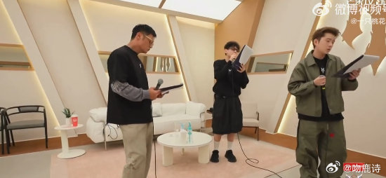 #余文乐艾热王以太一公小考##余文乐还是年上会疼人##披荆斩棘# 小考没有华丽舞美加持，回归练习室的本真状态，能够听见三个人声线的融合效果，也能看见还有不少可以继续打磨提升的地方。 ​