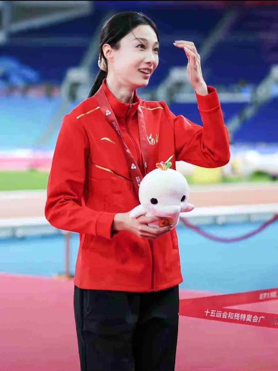 胡麟鹏那么漂亮，岂能被忽略?头条上现在流行素描素人美女，栩栩如生，看来...